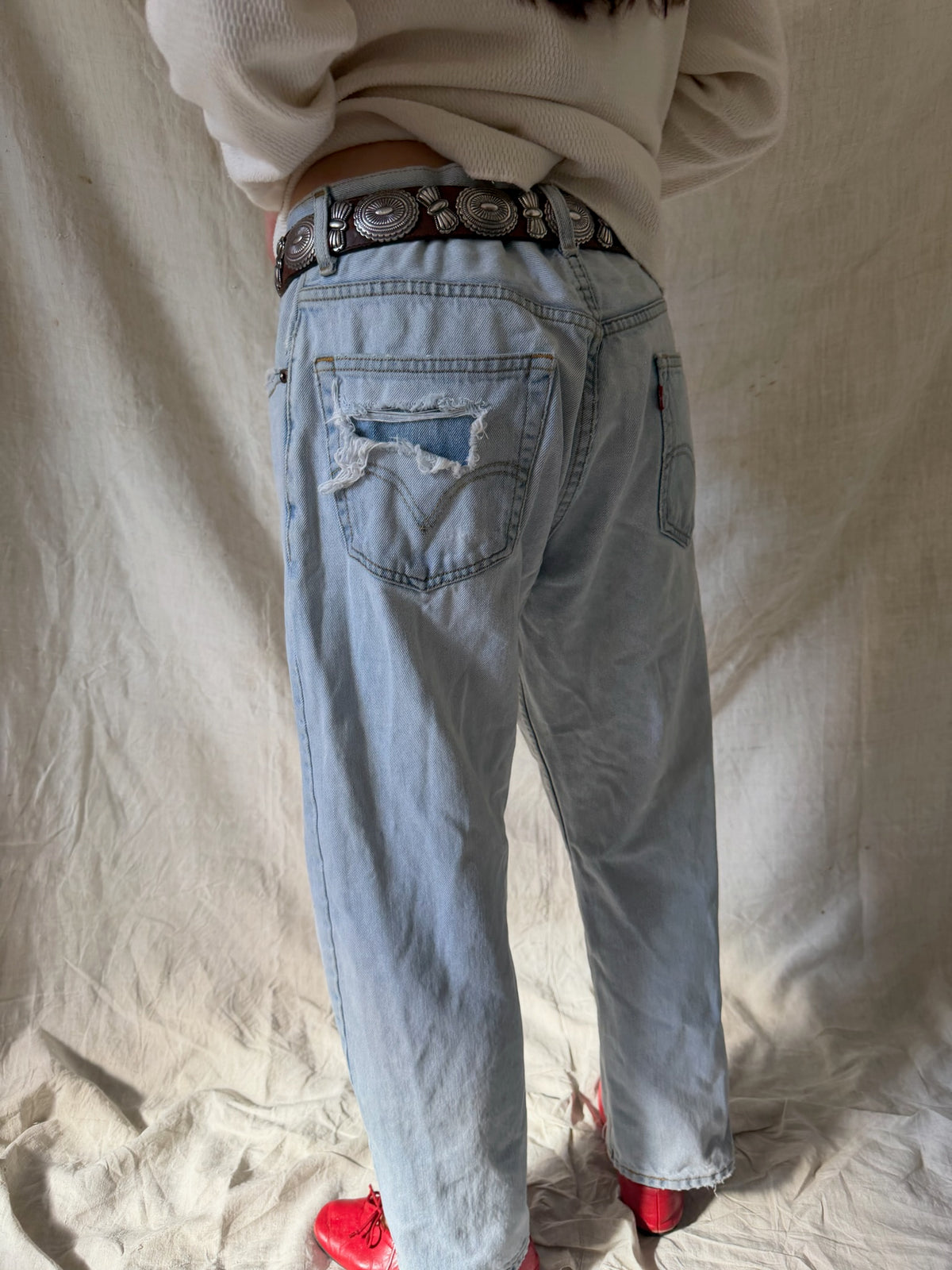 Light-wash Levi’s 505s