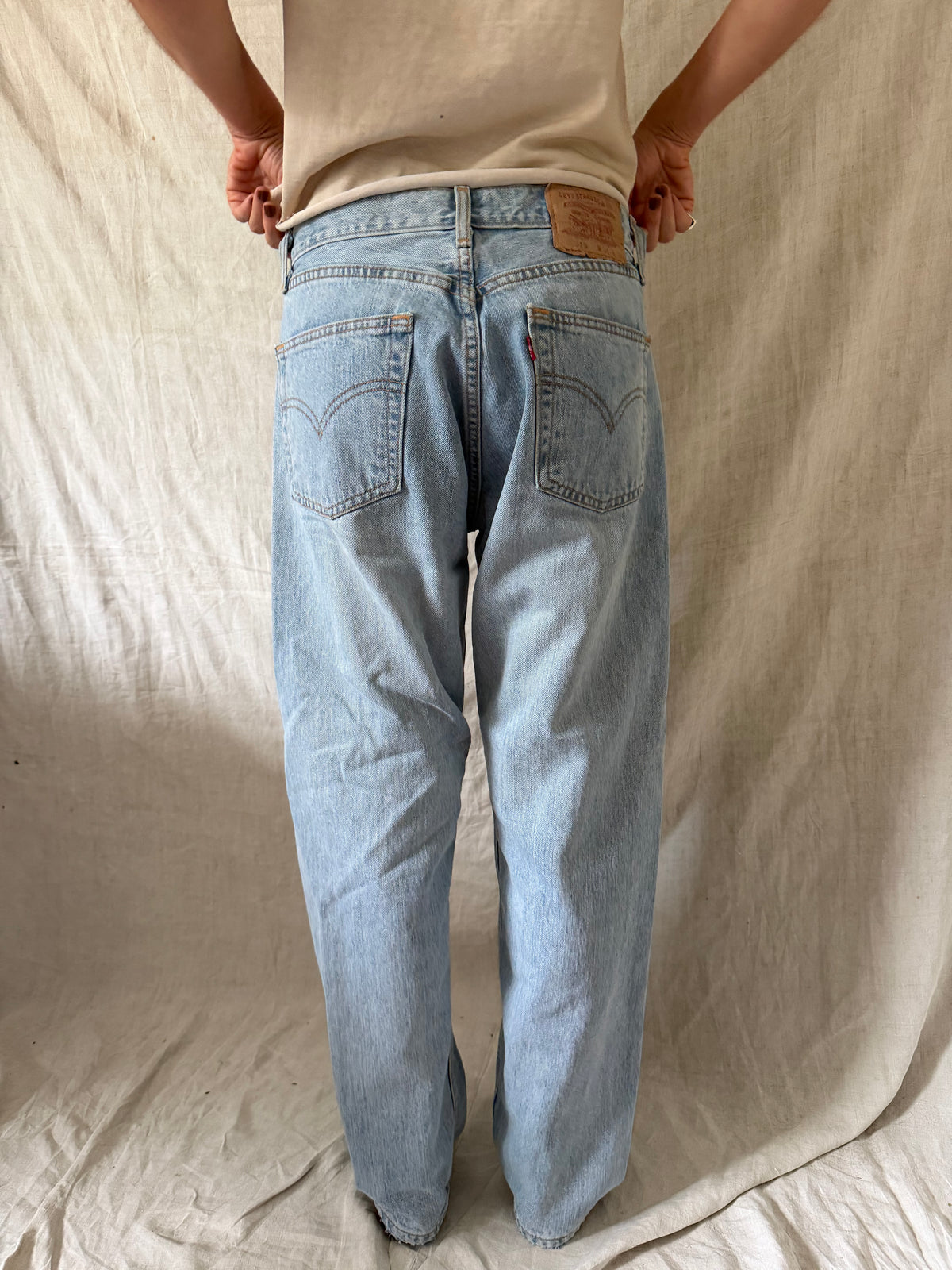 Lightwash Levi’s 513s