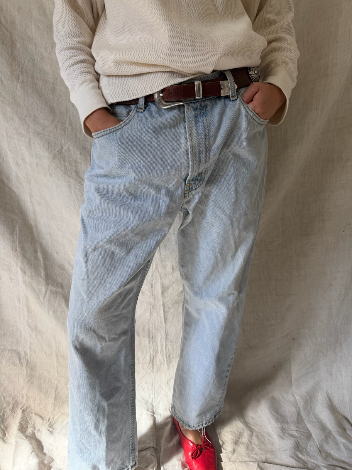 Light-wash Levi’s 505s