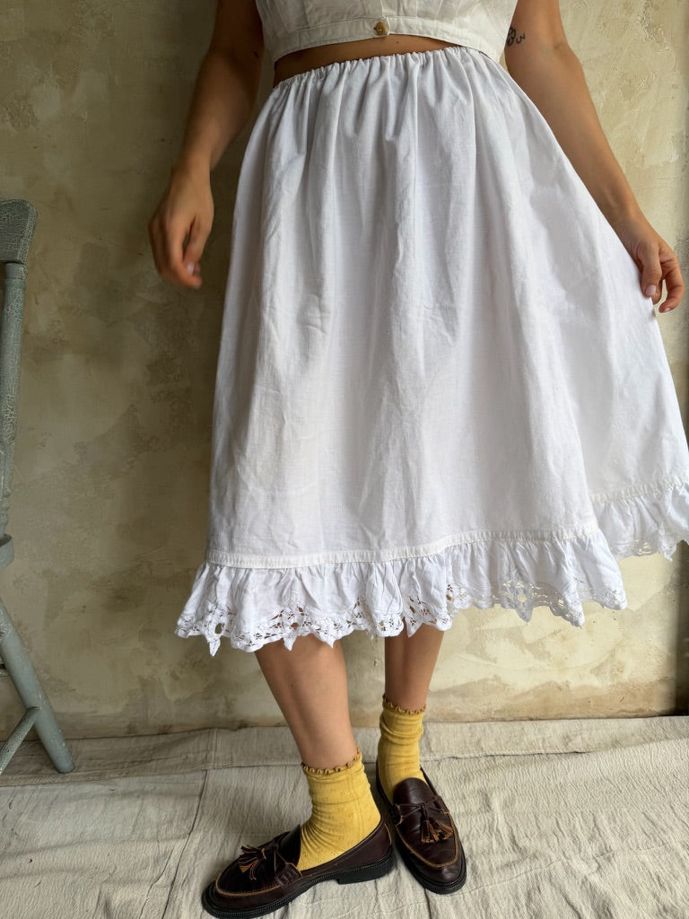 Reworked Eyelet Ruffle Skirt 02