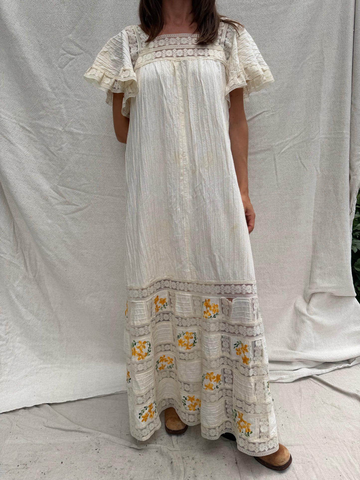 70s Cream Lace Dress w Yellow Embroidered Flowers