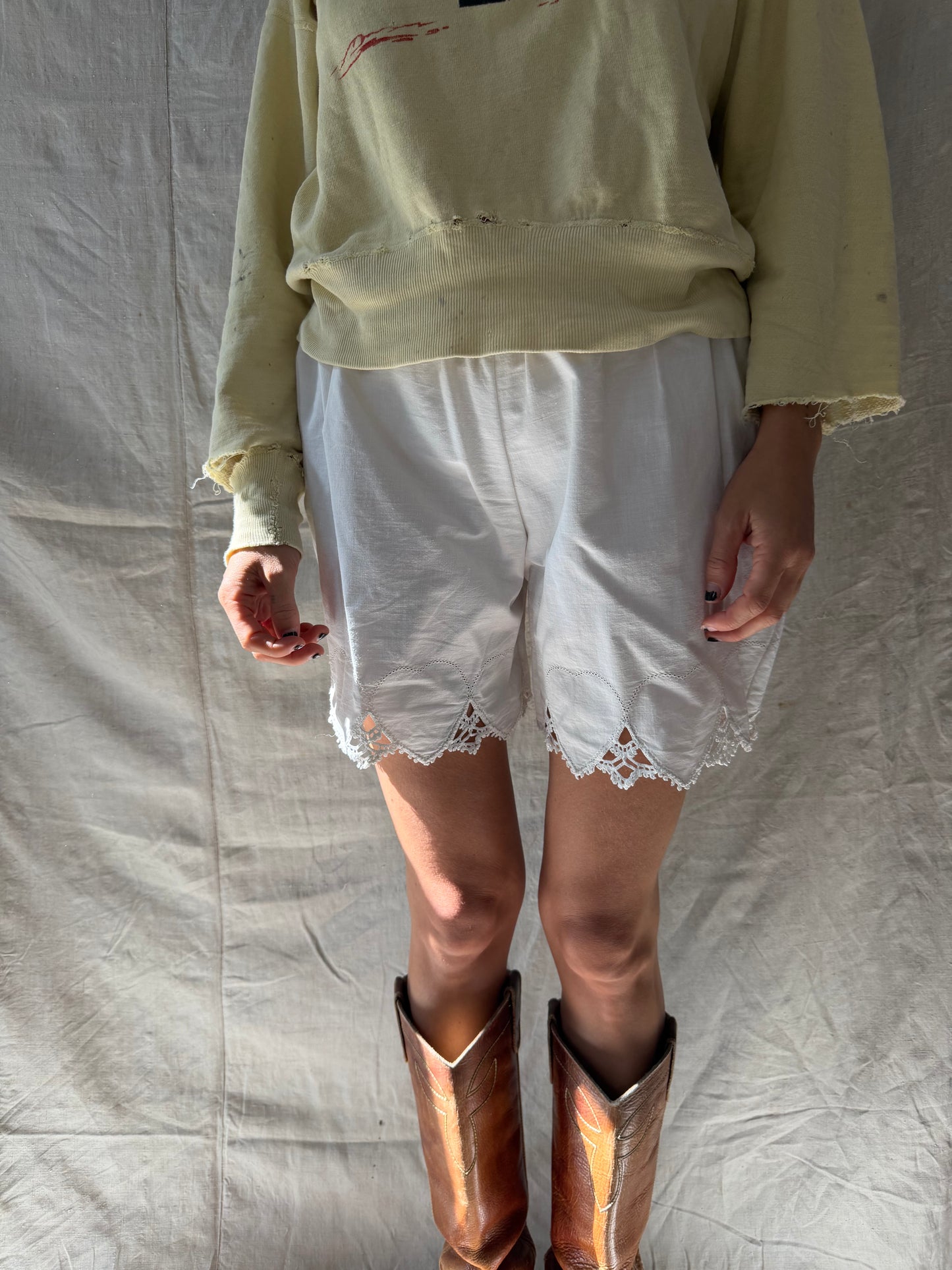 Wanderly White Cotton Short with Heart Scalloped Trim