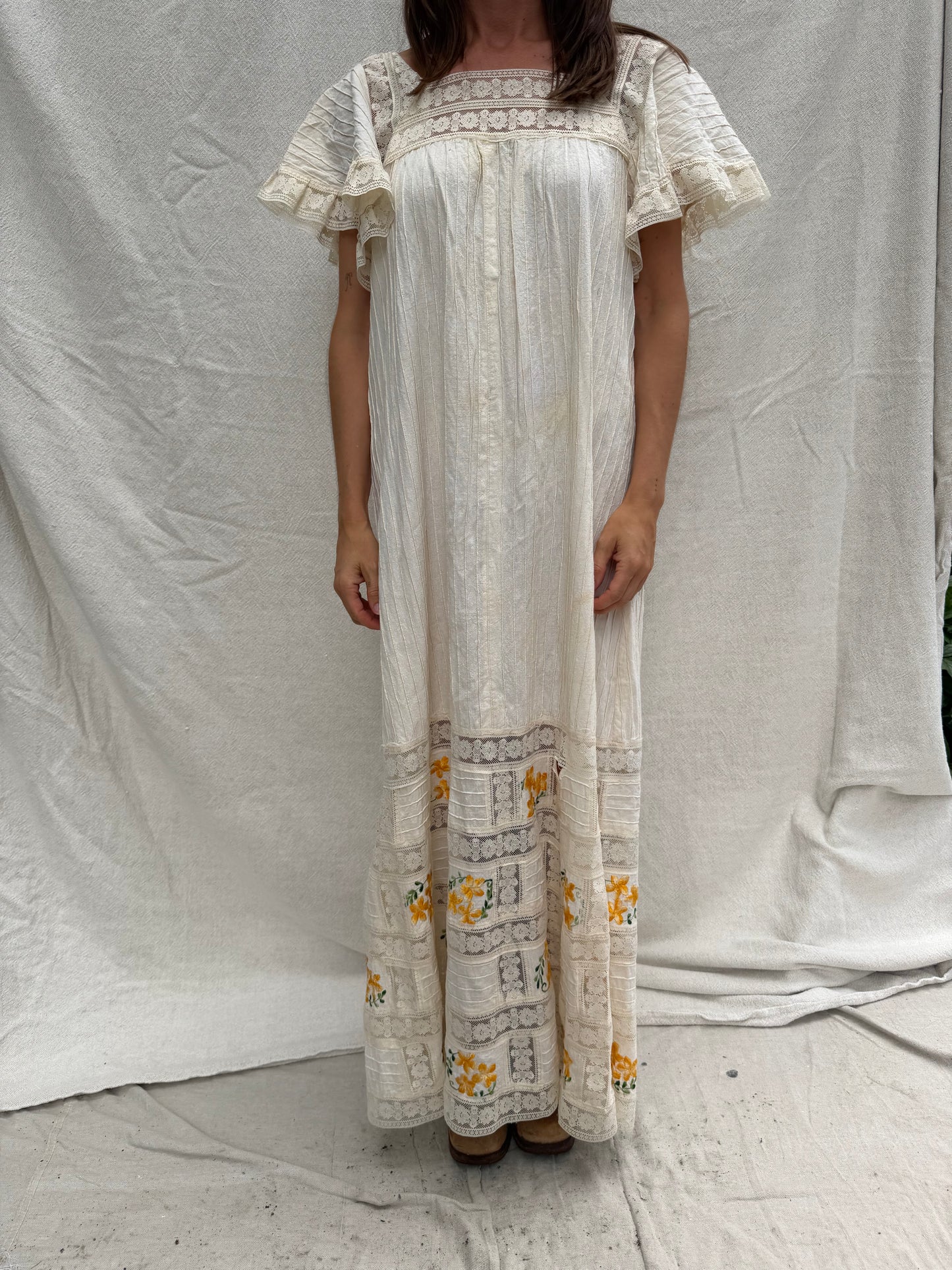 70s Cream Lace Dress w Yellow Embroidered Flowers