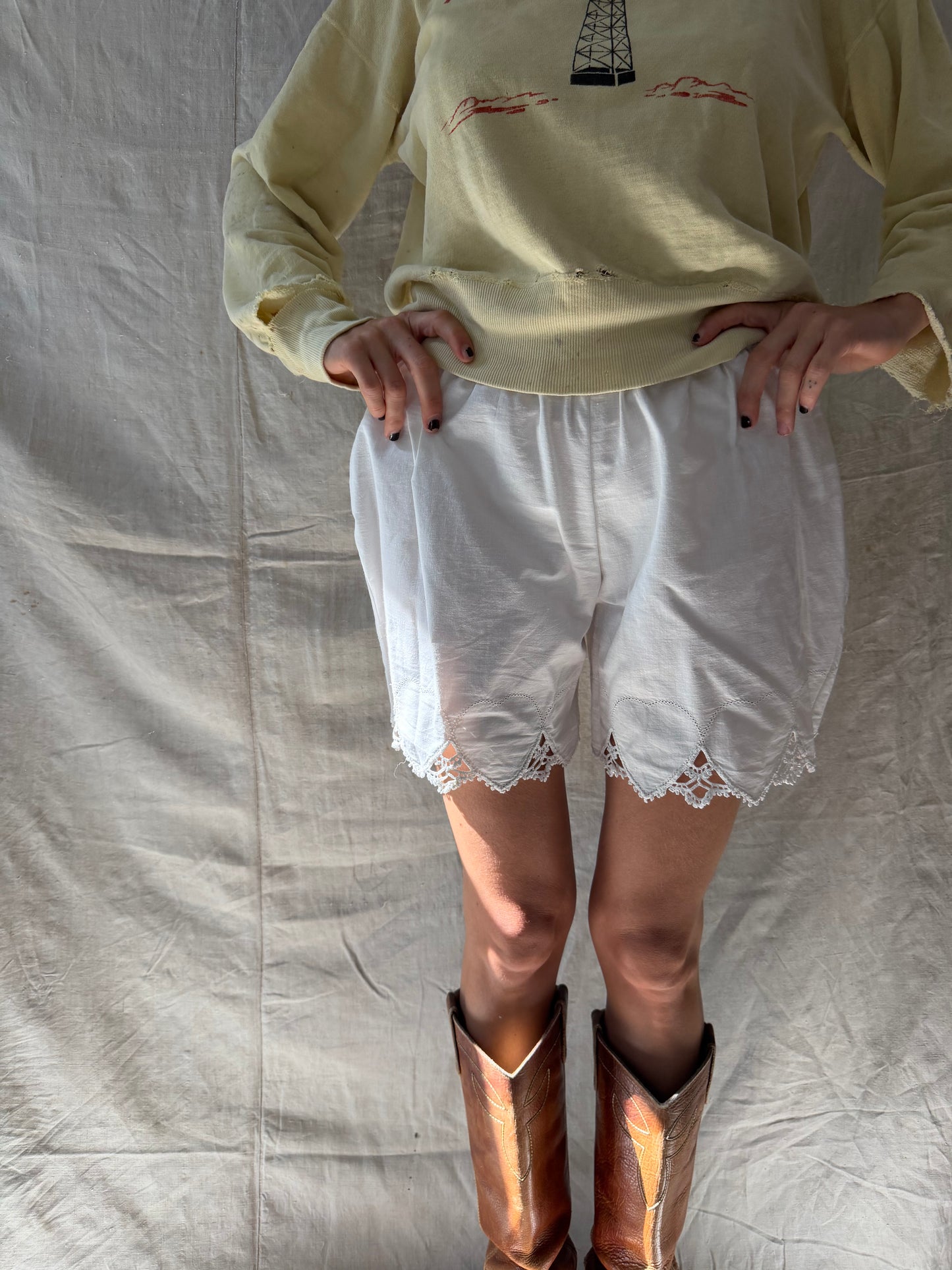 Wanderly White Cotton Short with Heart Scalloped Trim