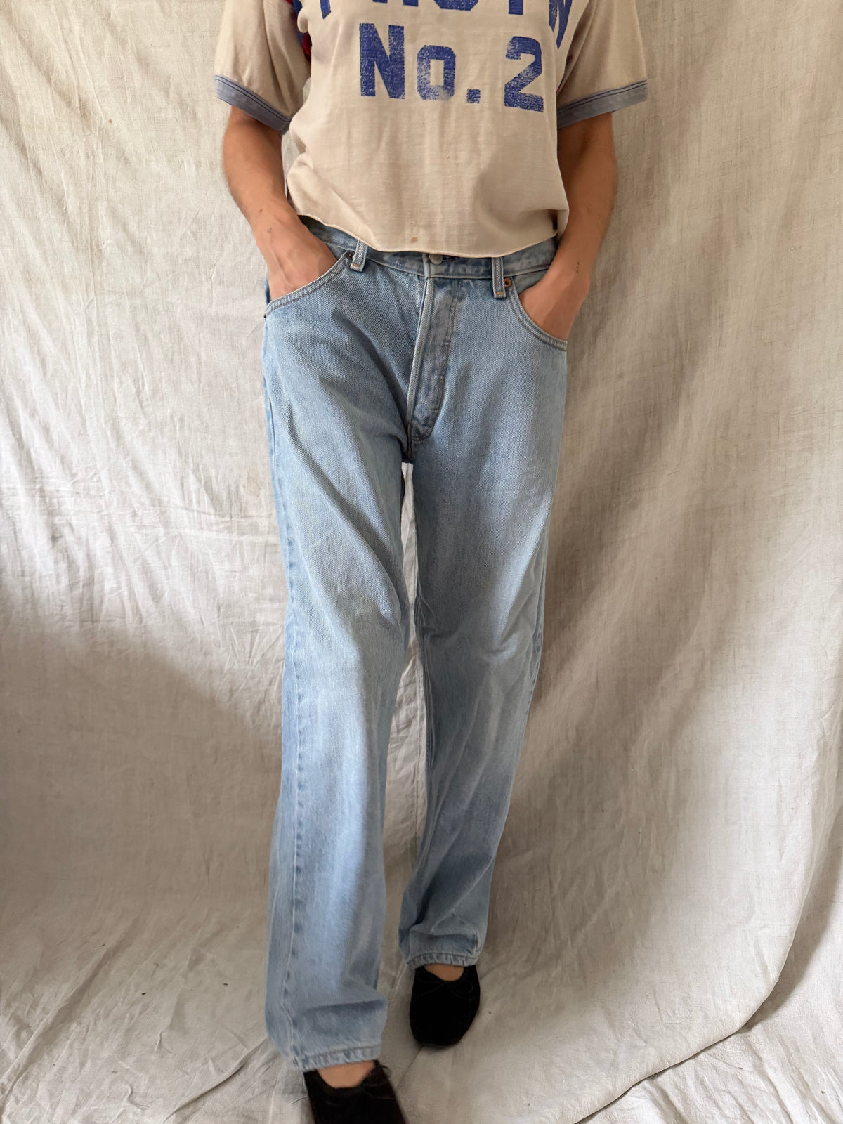 Lightwash Levi’s 513s