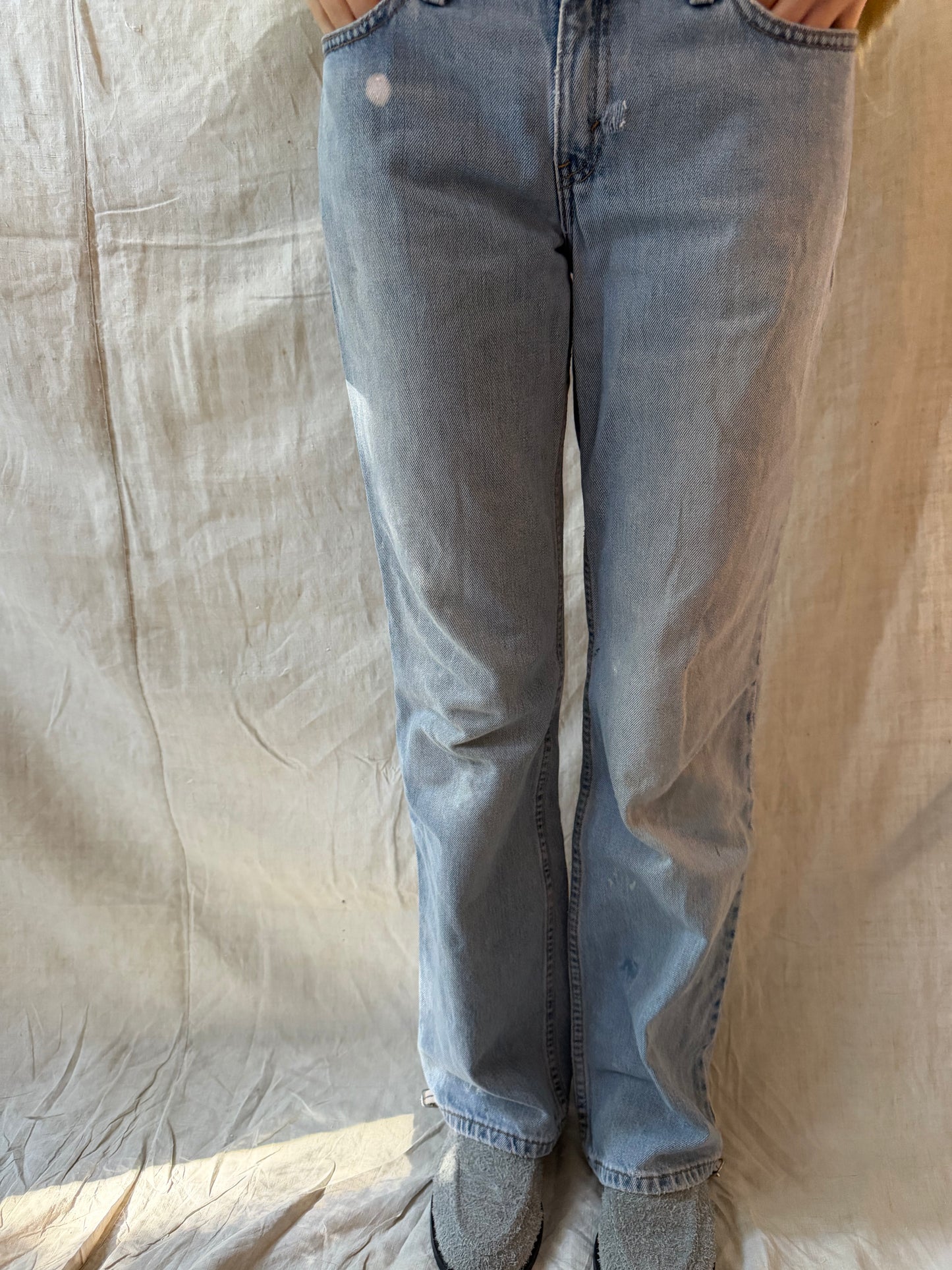 Lightwash Levi’s 518s