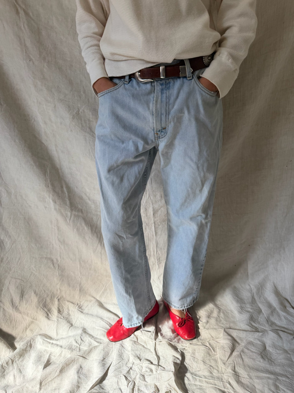 Light-wash Levi’s 505s