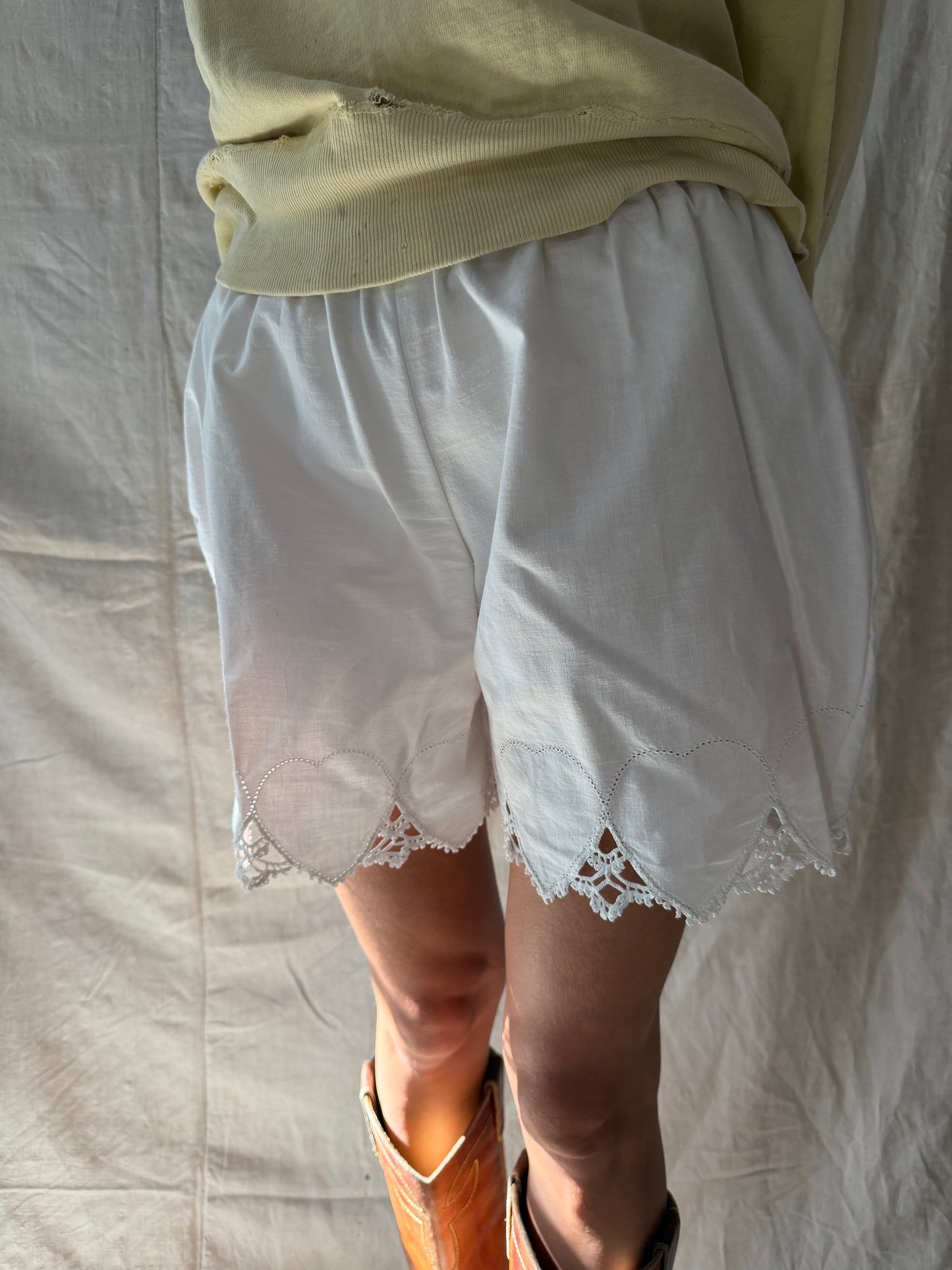 Wanderly White Cotton Short with Heart Scalloped Trim