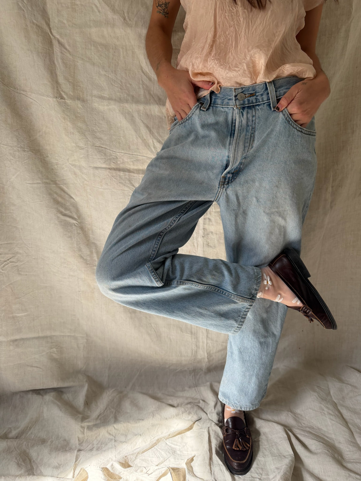 Lightwash ‘Relaxed Fit’ Levi’s 505s