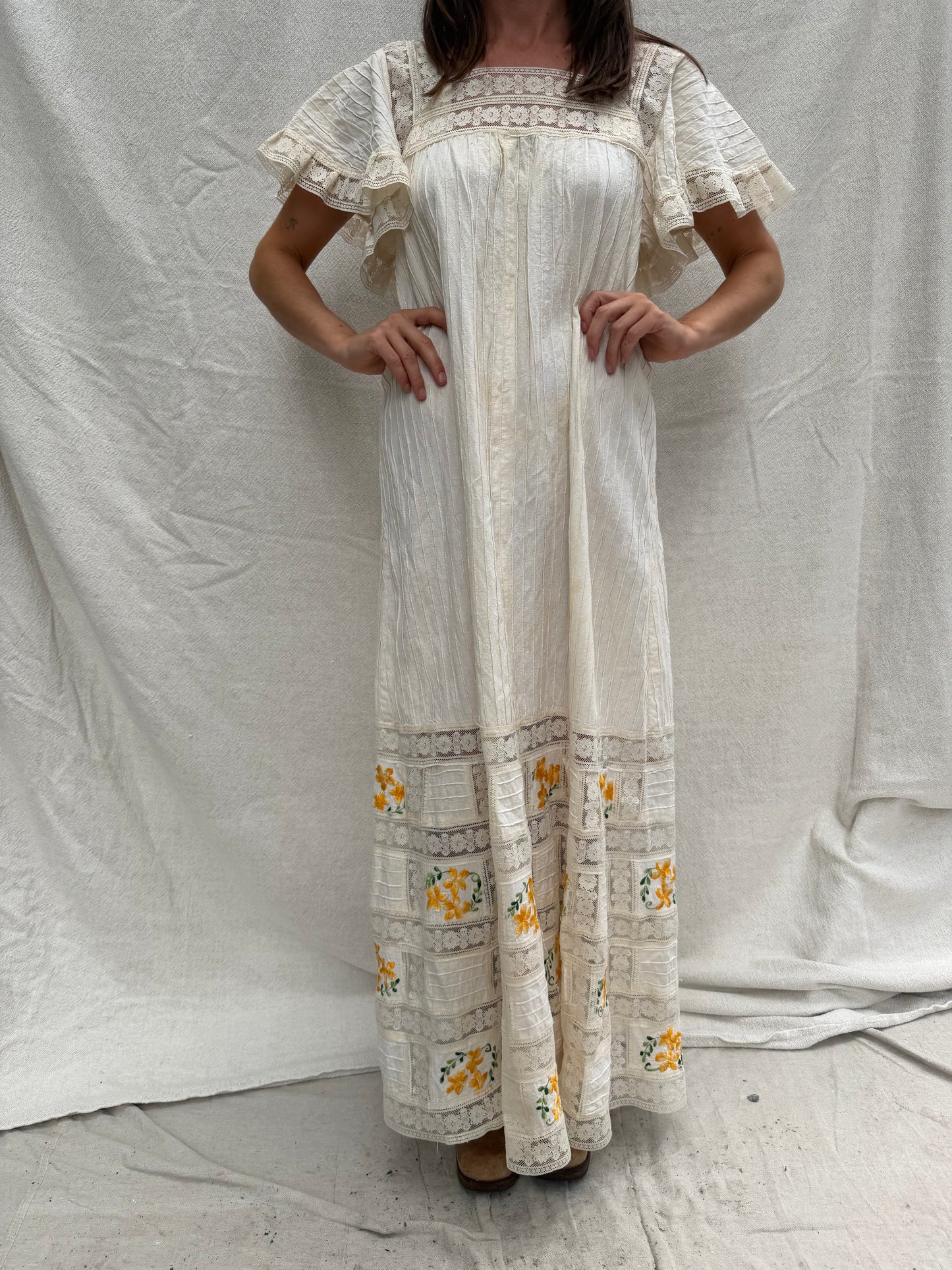 70s Cream Lace Dress w Yellow Embroidered Flowers