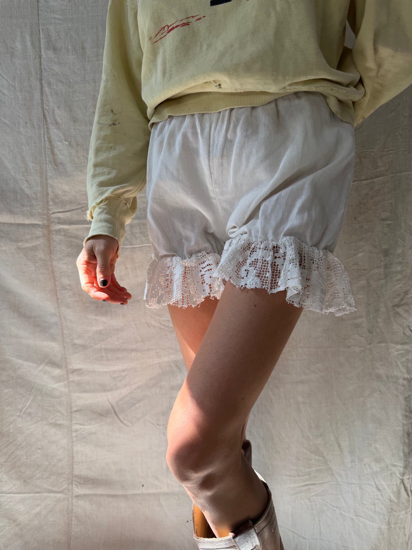 Wanderly Linen Bloomer Short with Crochet