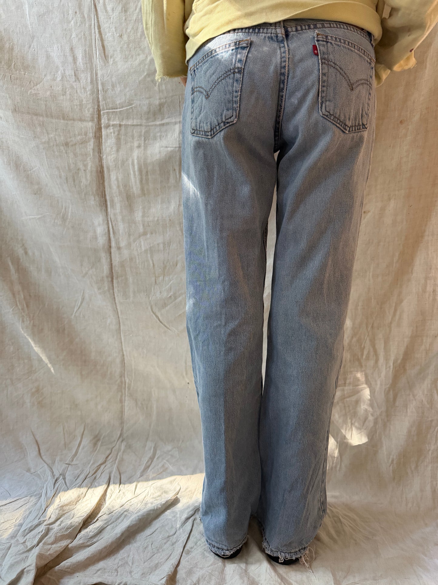 Lightwash Levi’s 518s
