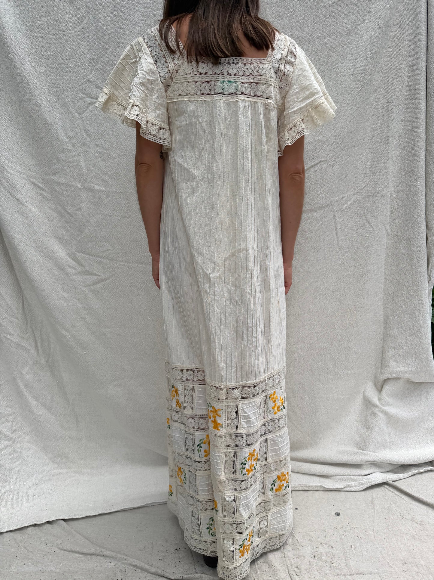 70s Cream Lace Dress w Yellow Embroidered Flowers