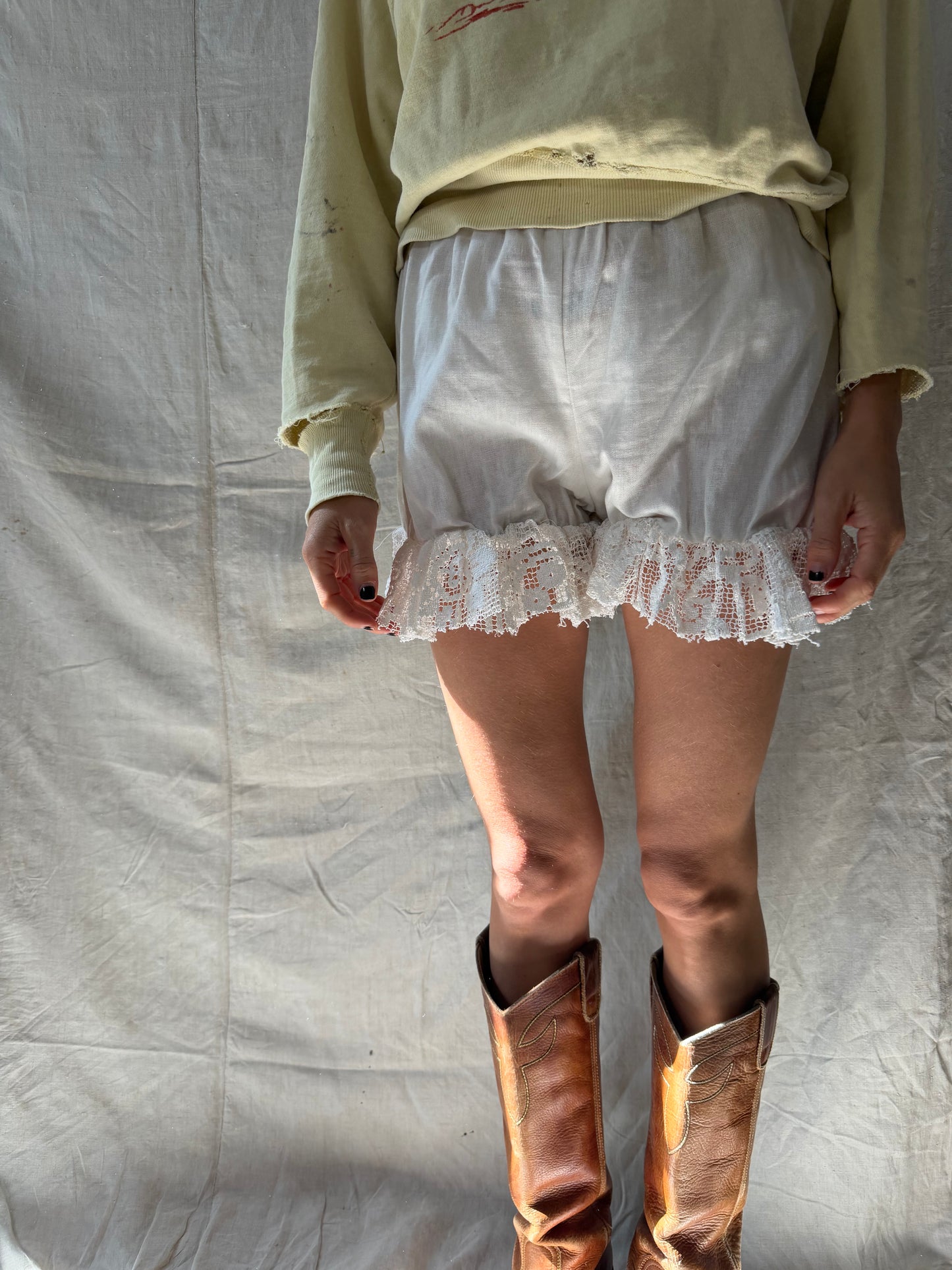 Wanderly Linen Bloomer Short with Crochet