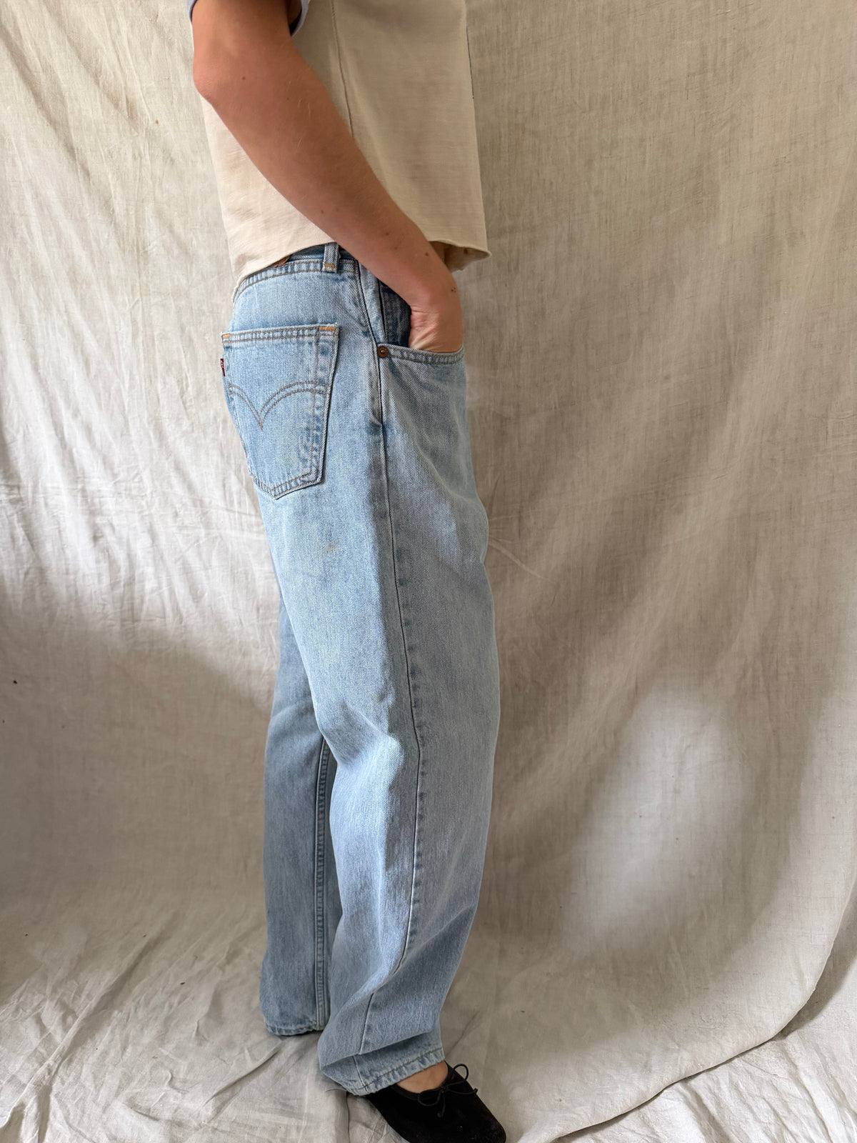 Lightwash Levi’s 513s