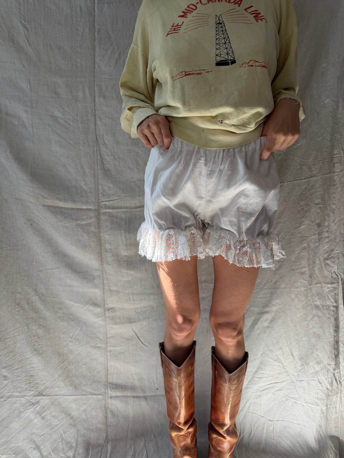 Wanderly Linen Bloomer Short with Crochet