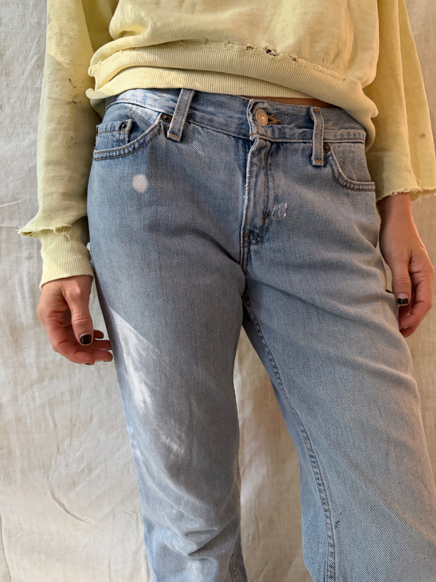 Lightwash Levi’s 518s