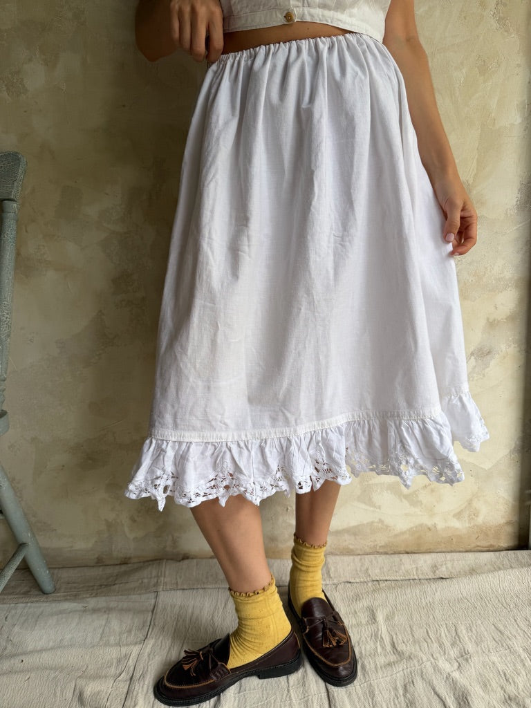 Reworked Eyelet Ruffle Skirt 02