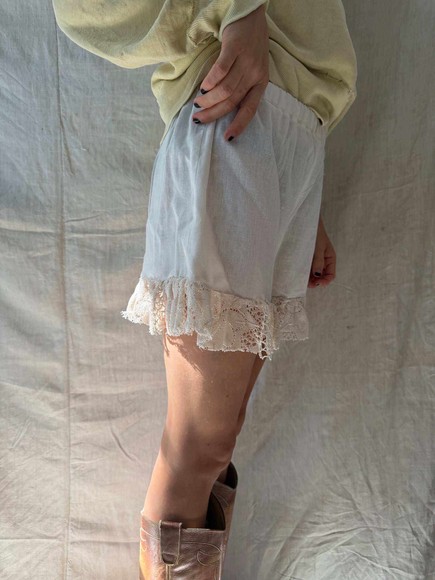 Wanderly Linen Bloomer with Oatmeal Antique Crochet Trim