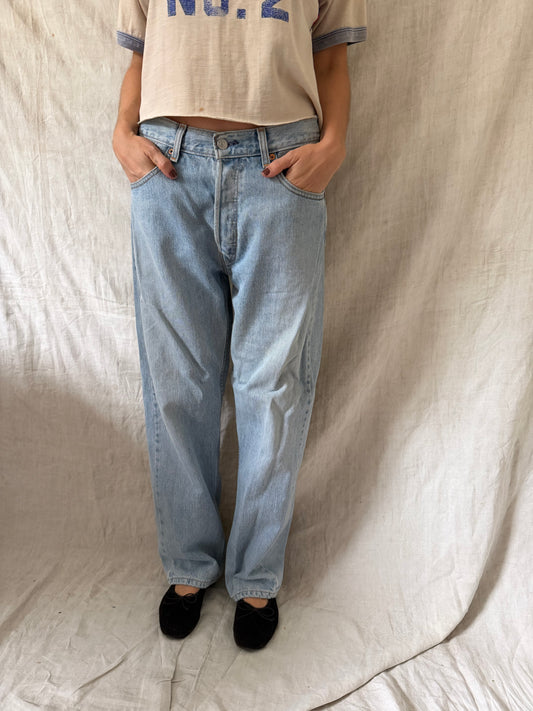 Lightwash Levi’s 513s