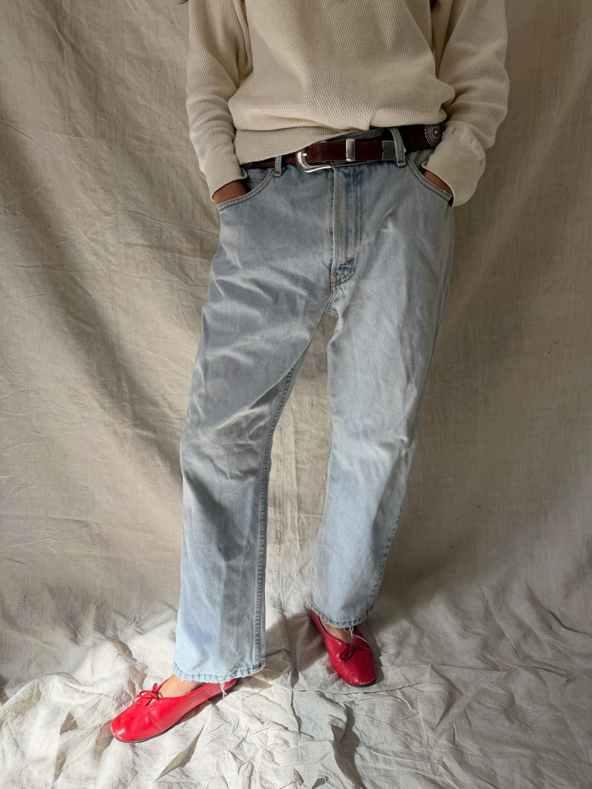Light-wash Levi’s 505s