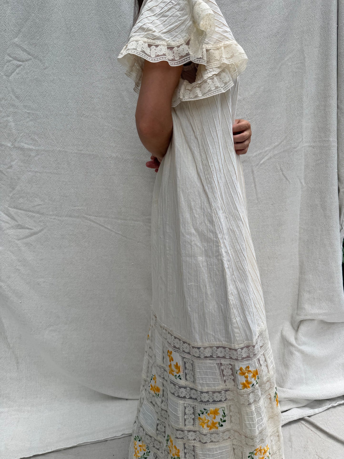 70s Cream Lace Dress w Yellow Embroidered Flowers