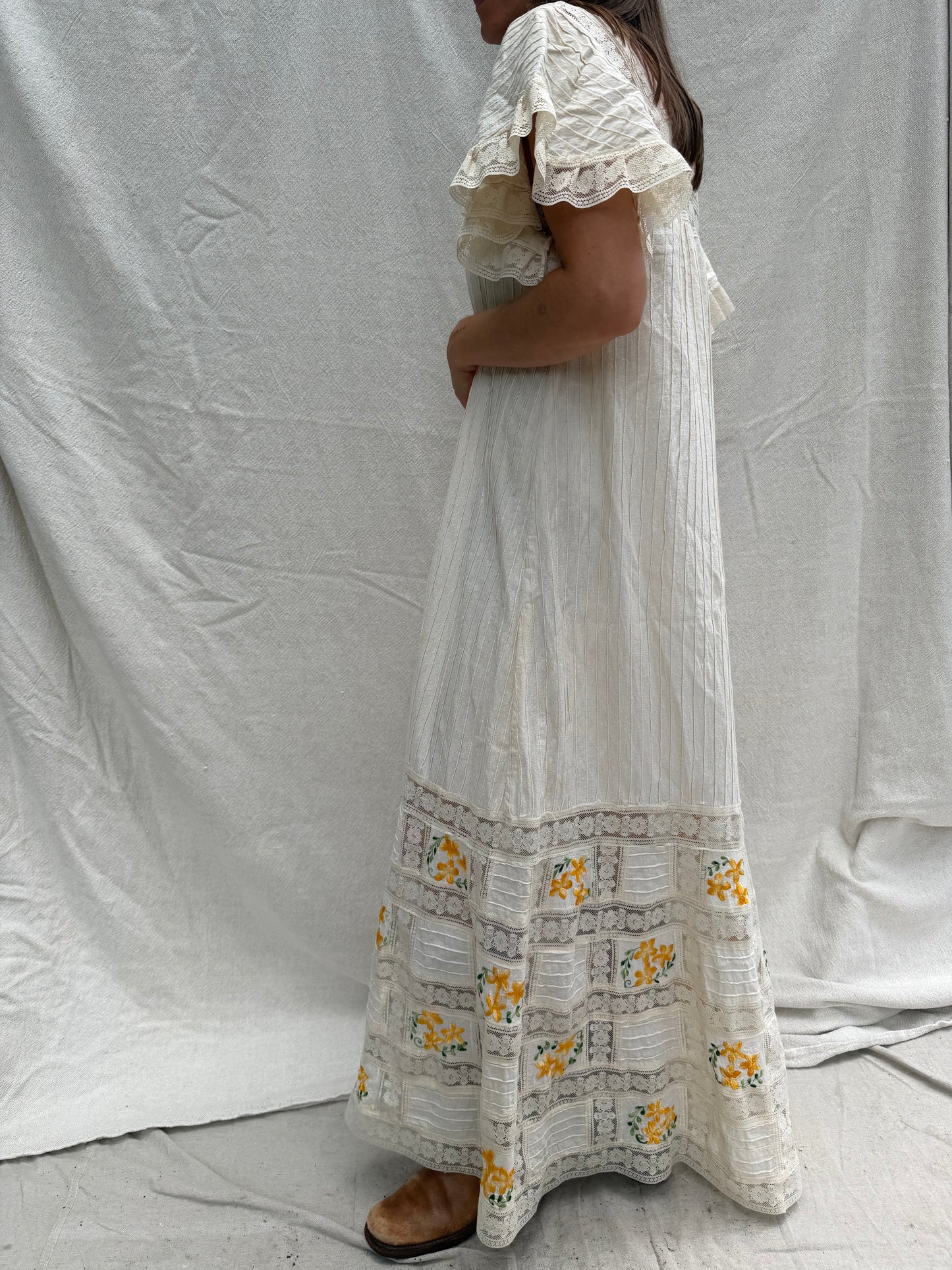 70s Cream Lace Dress w Yellow Embroidered Flowers