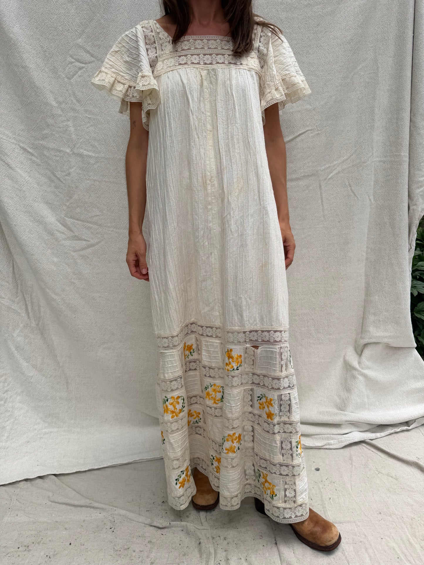 70s Cream Lace Dress w Yellow Embroidered Flowers