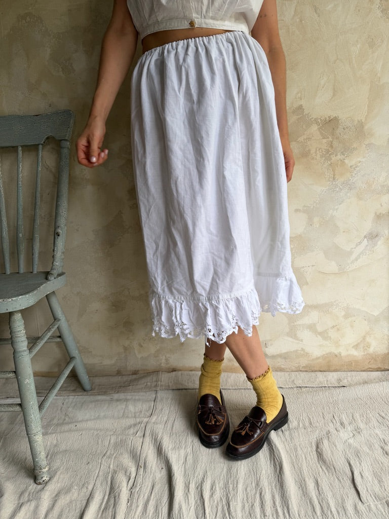Reworked Eyelet Ruffle Skirt 01