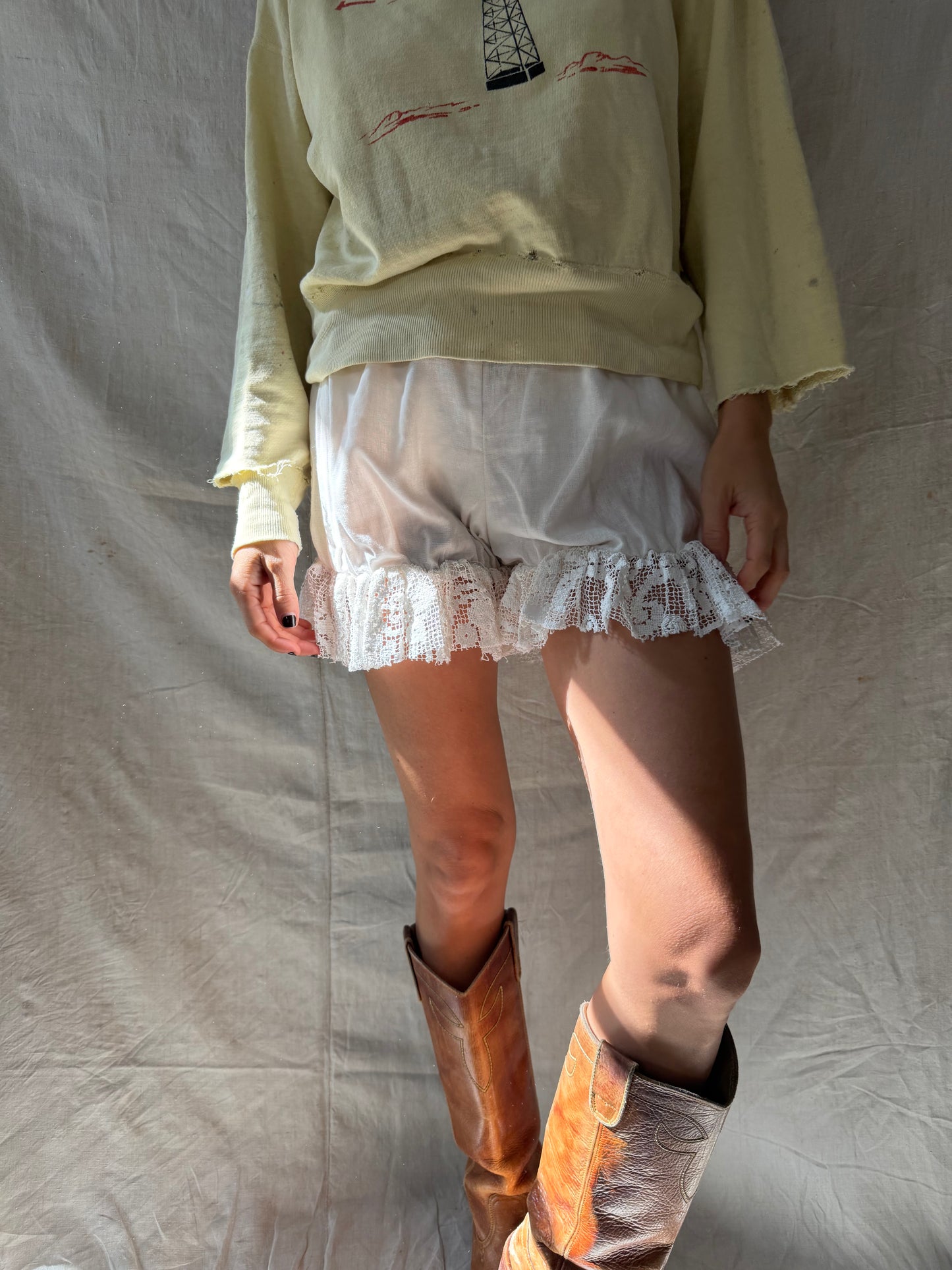 Wanderly Linen Bloomer Short with Crochet