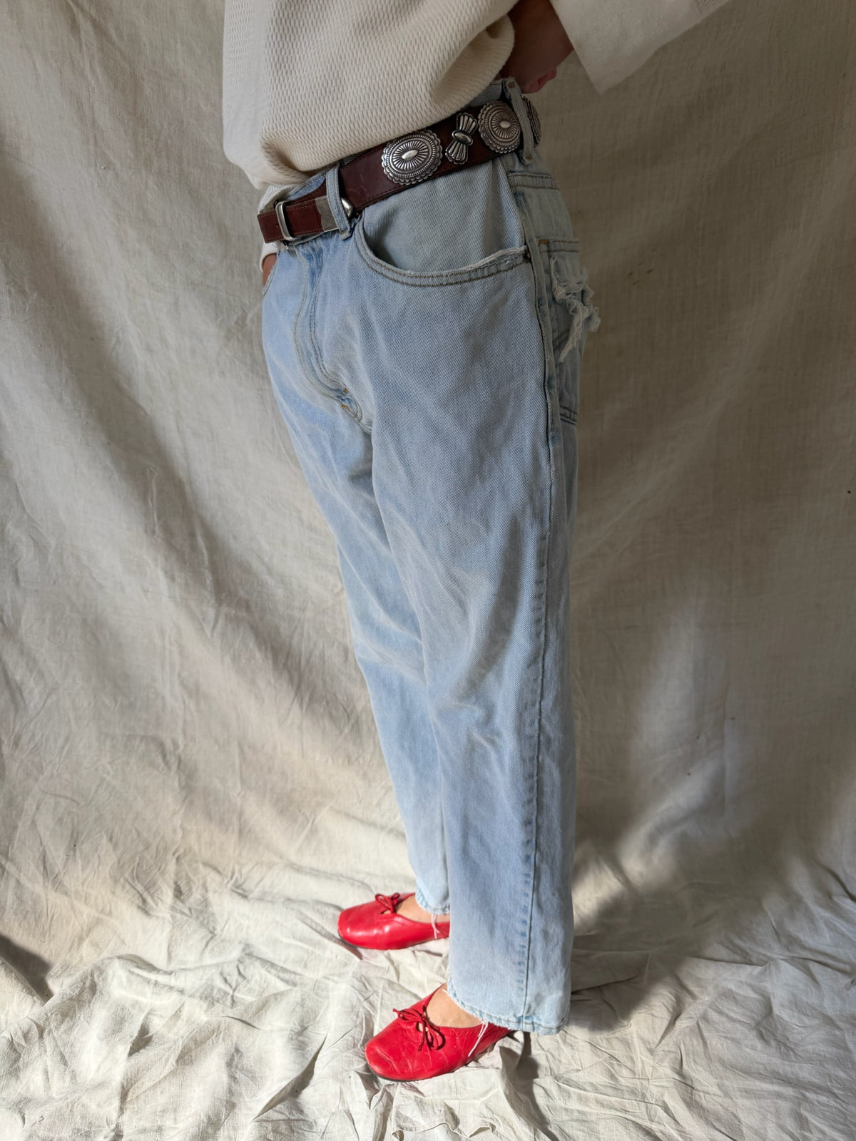 Light-wash Levi’s 505s