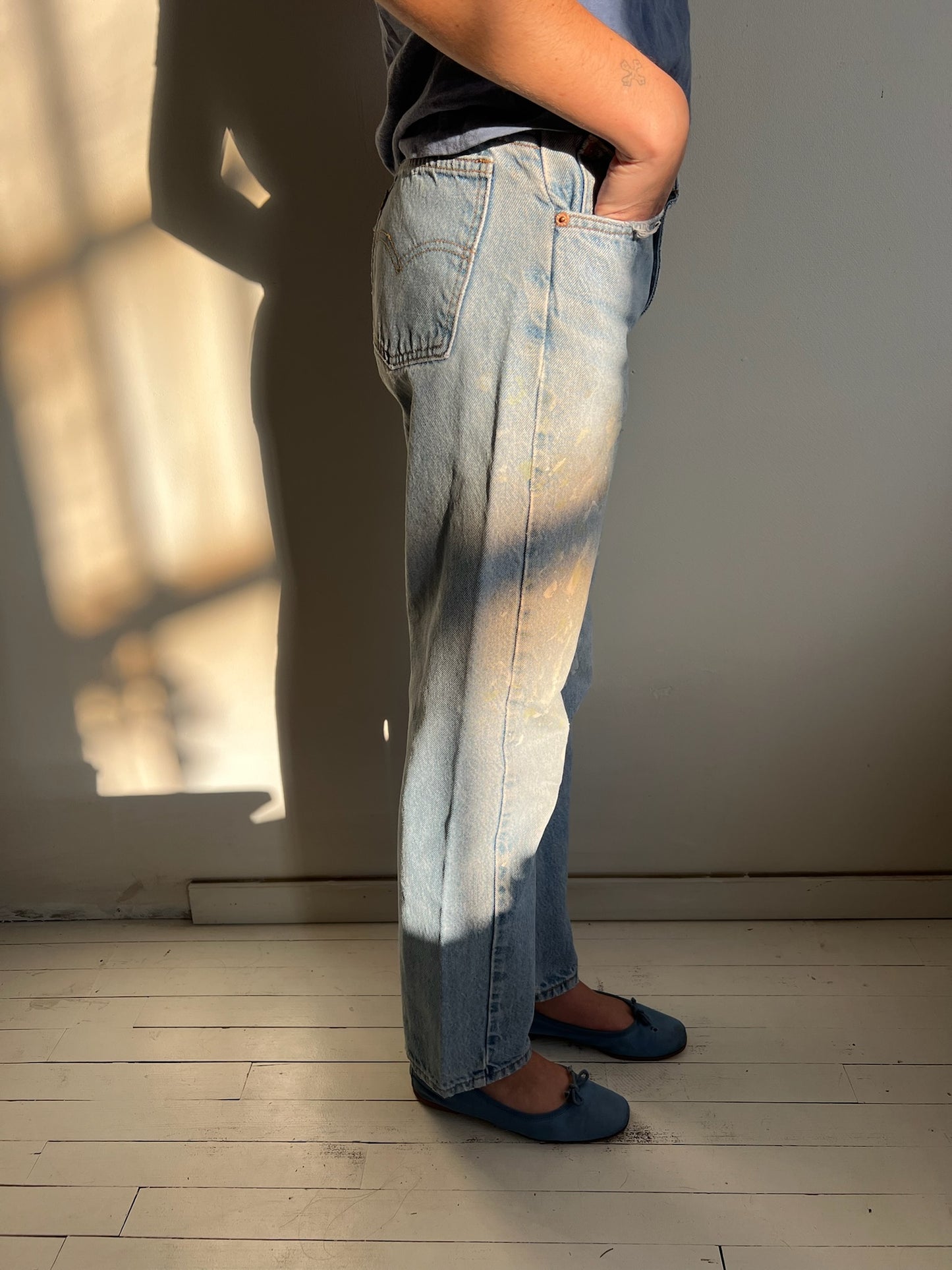 Lightwash Paint Splattered Orange Tab Levi’s