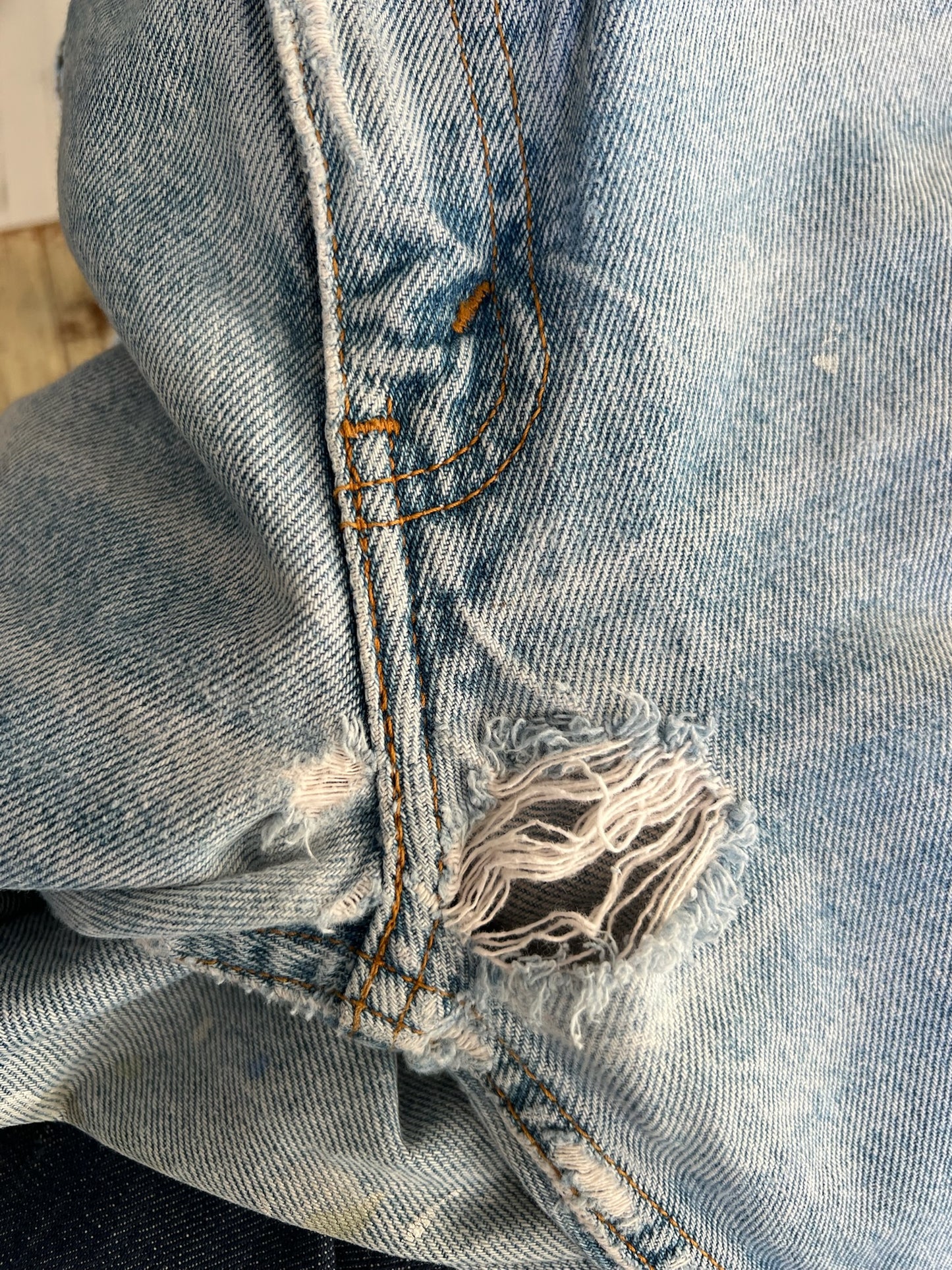 Lightwash Paint Splattered Orange Tab Levi’s